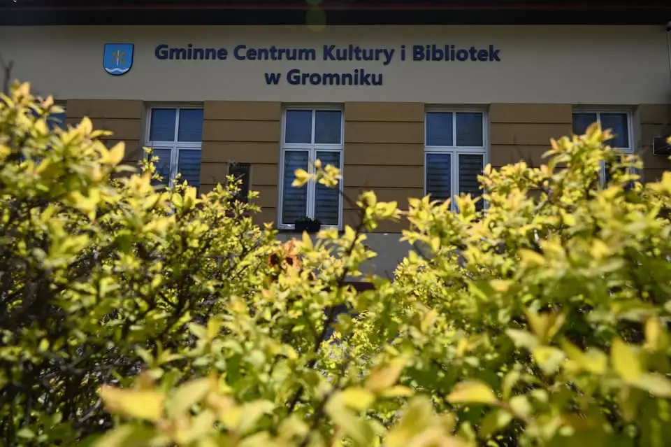 Wakacyjne warsztaty z papieru czerpanego w Rzepienniku Marciszewskim