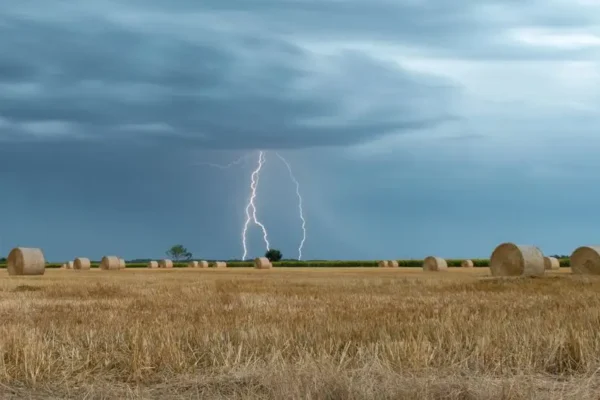 Ostrzeżenie przed burzami w powiecie tarnowskim – IMGW wydał alert