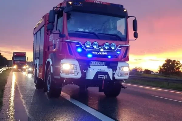 Dachowanie w Biadolinach Radłowskich – droga zablokowana, jedna osoba ranna