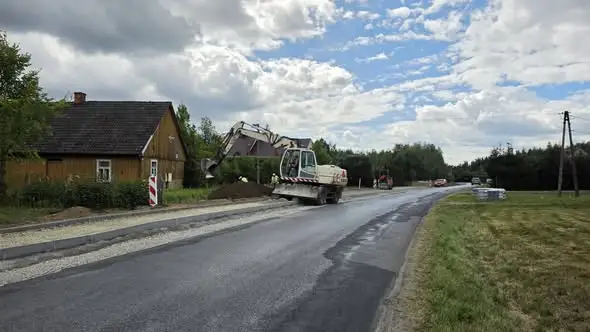 W Szujcu trwają prace przy budowie chodnika – kolejny etap inwestycji
