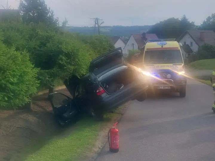 Kolizja dwóch aut w Gromniku. Strażacy i służby na miejscu