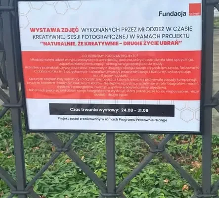 Drugie życie ubrań: młodzież z Ciężkowic zaprasza na wystawę