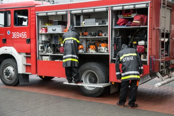 Wojewoda małopolski przekazał nowoczesny sprzęt dla OSP w gminie Wierzchosławice