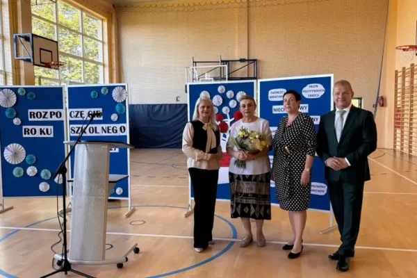 Ewa Sawicka żegna się z funkcją dyrektora szkoły w Karwodrzy po 24 latach