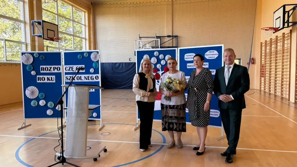 Ewa Sawicka żegna się z funkcją dyrektora szkoły w Karwodrzy po 24 latach