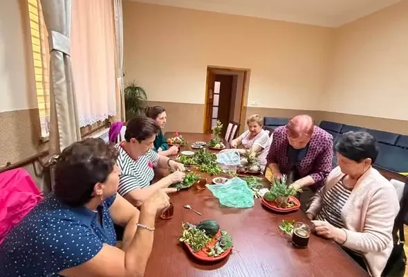 Seniorki z Szerzyn tworzą jesienne dekoracje – kreatywność nie zna wieku