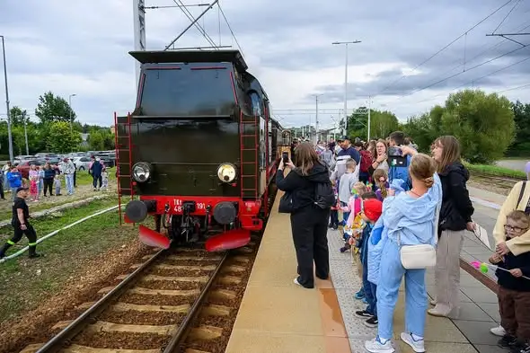150-lecie linii Tarnów–Tuchów: zabytkowy pociąg retro na stacji w Tuchowie