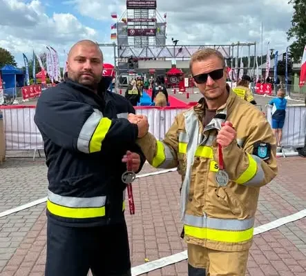 Dwóch druhów z OSP Pleśna rywalizuje w Firefighter Combat Challenge w Licheniu Starym