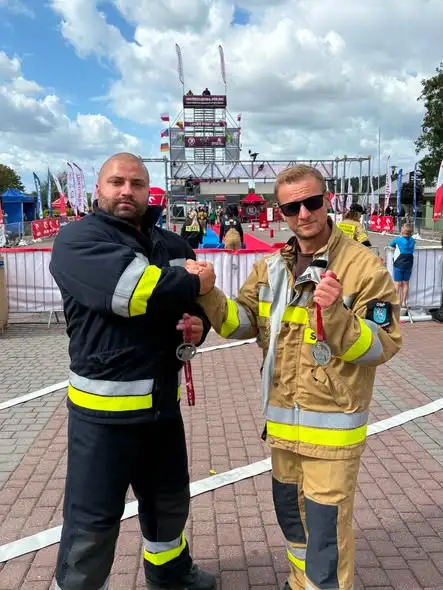 Dwóch druhów z OSP Pleśna rywalizuje w Firefighter Combat Challenge w Licheniu Starym