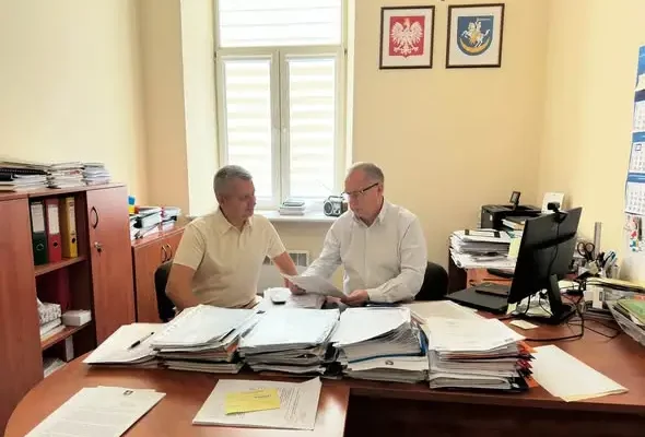 Wójt Gminy Tarnów rozmawia z dyrektorami szkół o edukacji i rozwoju placówek