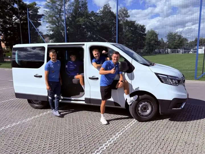 Tuchovia dziękuje KieroCar za wsparcie – bus dla drużyny