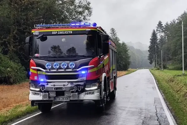 Plama substancji ropopochodnej na jezdni w Słonej. Interweniowały służby