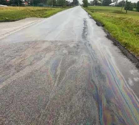 Interwencja OSP w Turzy: usuwanie plamy substancji ropopochodnej na drodze powiatowej