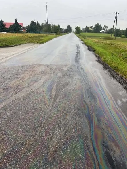 Interwencja OSP w Turzy: usuwanie plamy substancji ropopochodnej na drodze powiatowej