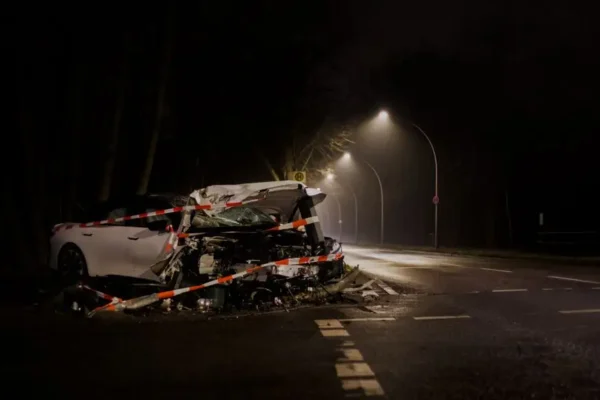 19-latek uciekał przed policją i wpadł do stawu. Miał alkohol i nie swoje auto