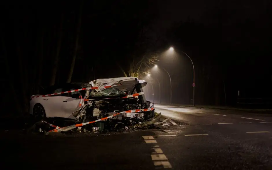 19-latek uciekał przed policją i wpadł do stawu. Miał alkohol i nie swoje auto