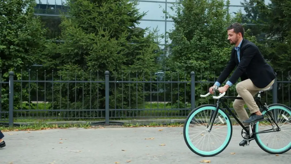 Dzień Bez Samochodu 2026 – dlaczego warto dziś zostawić auto w garażu?