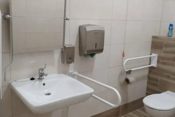 Toaleta w szkole w Wierzchosławicach dostosowana do potrzeb osób z niepełnosprawnościami