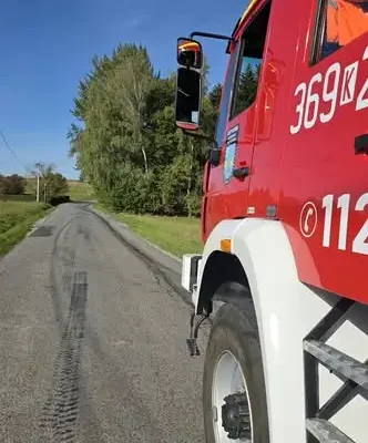 Plama substancji ropopochodnej na drodze powiatowej w Rzepienniku Strzyżewskim