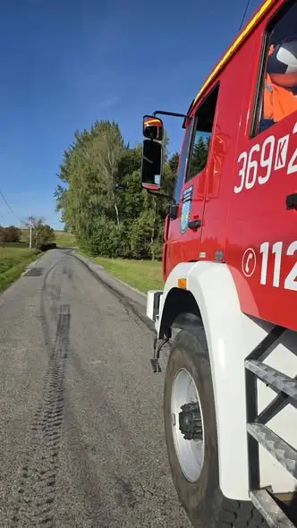 Plama substancji ropopochodnej na drodze powiatowej w Rzepienniku Strzyżewskim