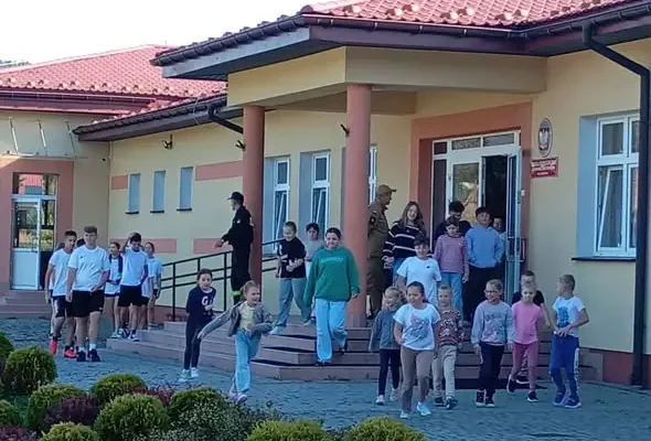 Próbna ewakuacja w Szkole Podstawowej w Rzepienniku Strzyżewskim