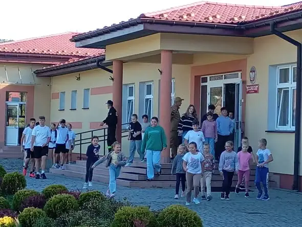 Próbna ewakuacja w Szkole Podstawowej w Rzepienniku Strzyżewskim