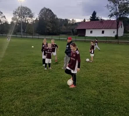 Nocny mecz Akademii KS Rzepiennik Strzyżewski: U-10 zmierzyła się z Moszczanką Moszczenica