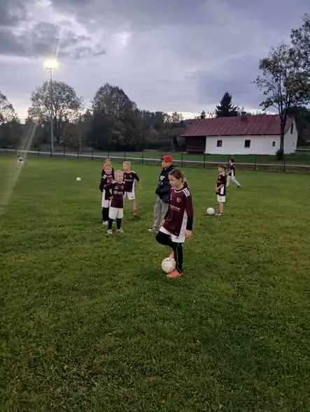 Nocny mecz Akademii KS Rzepiennik Strzyżewski: U-10 zmierzyła się z Moszczanką Moszczenica