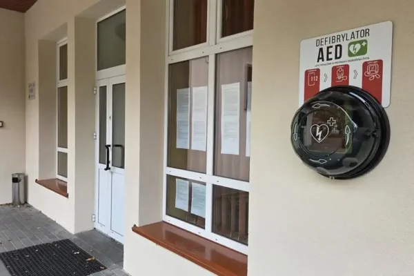 11 defibrylatorów AED w Gminie Tuchów – nowe urządzenia ratujące życie