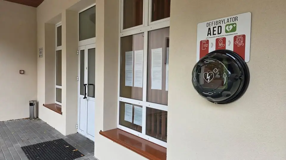 11 defibrylatorów AED w Gminie Tuchów – nowe urządzenia ratujące życie