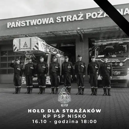 Strażacy oddają hołd tragicznie zmarłym kolegom. Sygnały świetlno-dźwiękowe o 18:00