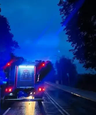 Ochotnicy z Wojnicza usuwali plamę ropopochodną przed świtem