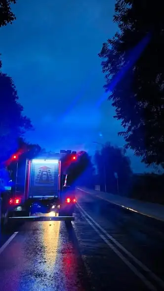 Ochotnicy z Wojnicza usuwali plamę ropopochodną przed świtem