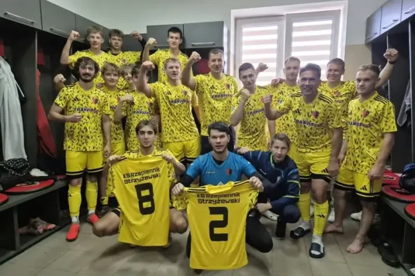 Rzepiennik Strzyżewski rozgromił Alfę Siedliska 8:2. Pięć goli Franciszka Woloszczuka