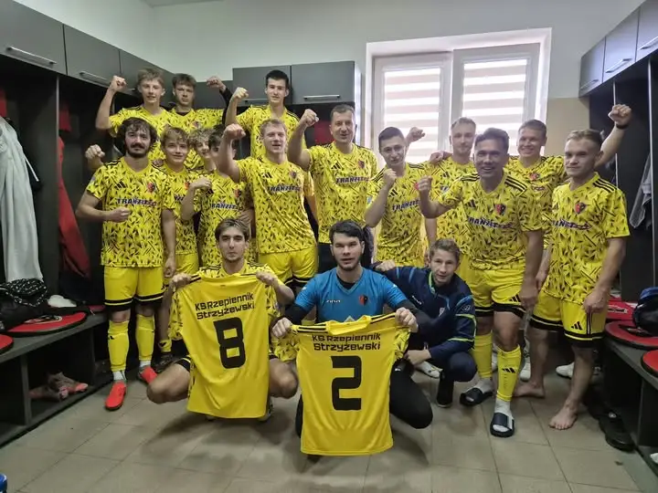Rzepiennik Strzyżewski rozgromił Alfę Siedliska 8:2. Pięć goli Franciszka Woloszczuka