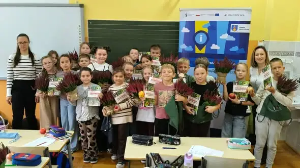 Ekologiczna lekcja w Skrzyszowie: trzecioklasiści poznają rolę drzew