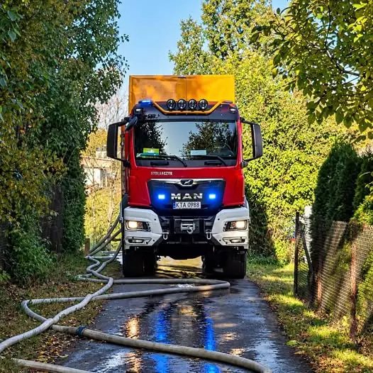 Pożar stodoły — strażacy z OSP Wojnicz zadysponowani ciężkim samochodem GCBA Man