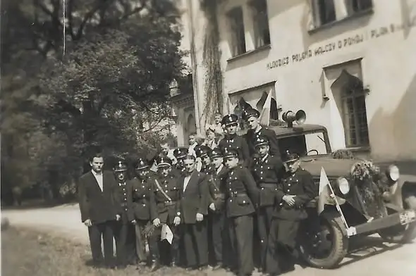 Wojnicz: OSP przed pałacem Dąmbskich – zagadka starych fotografii