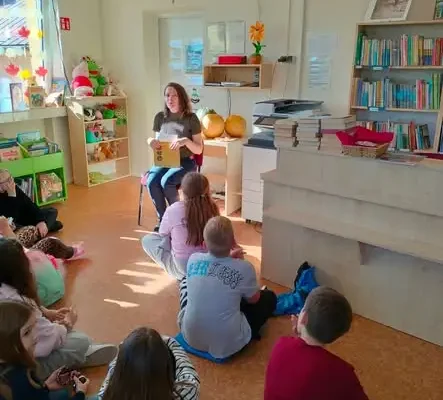 Dzień Dyni w bibliotece w Siemiechowie – lekcja, legendy i malowanie dyni