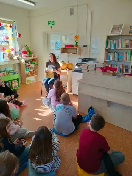 Dzień Dyni w bibliotece w Siemiechowie – lekcja, legendy i malowanie dyni
