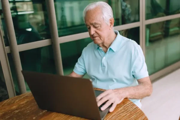 Bezpłatne webinarium CEDUR: bezpieczeństwo seniorów w internecie
